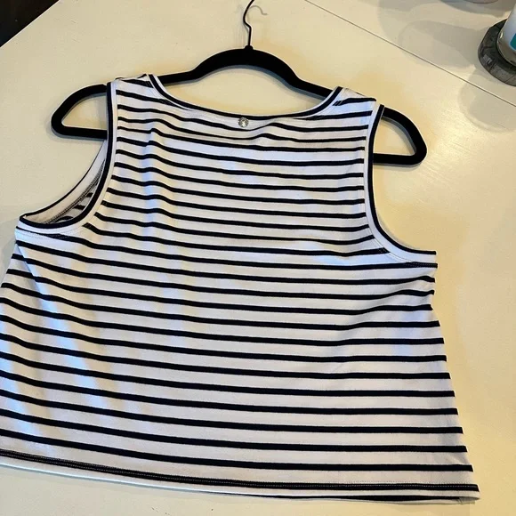 Trina Turk crop top size large - Picture 7 of 8